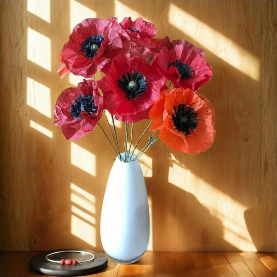 Coquelicots de papier de soie en vase